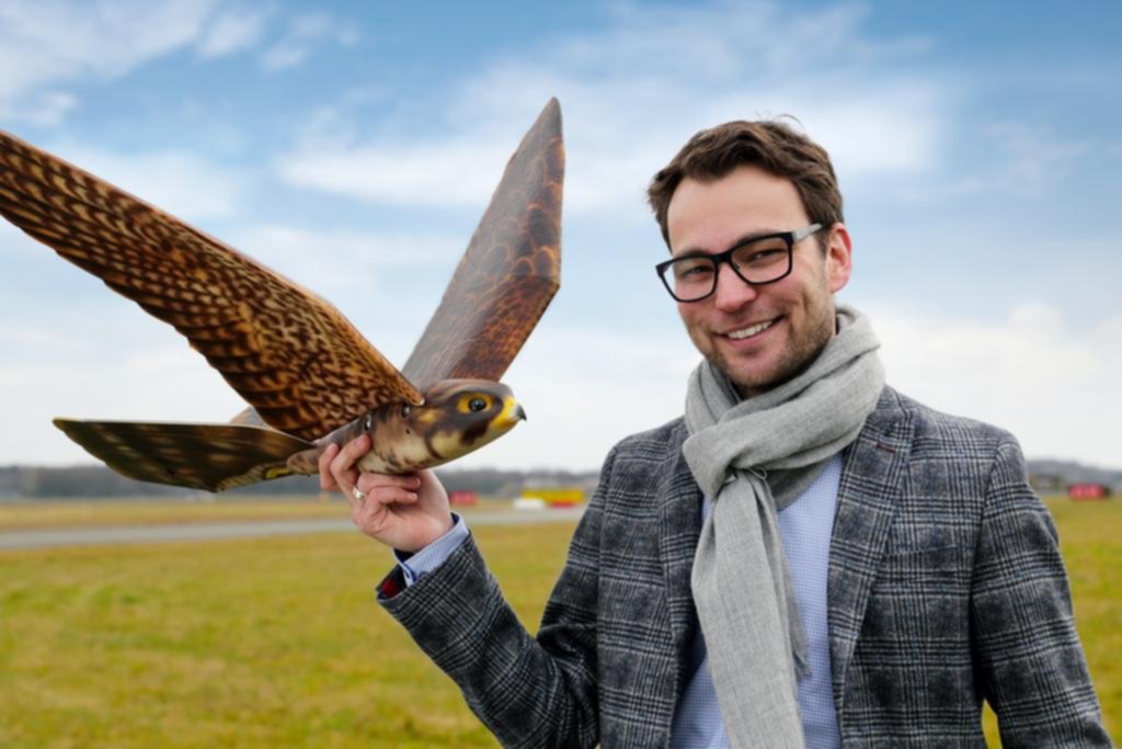 El sorprendente robot halcón que cuida del aeropuerto en una ciudad canadiense