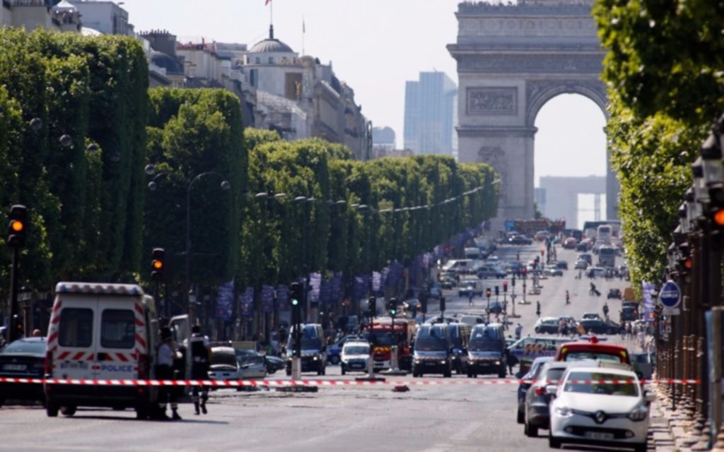 Un hombre armado chocó una camioneta  de la policía y causó alarma en París