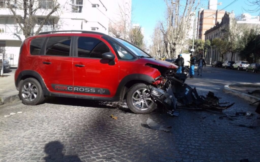 Fuerte colisión entre dos autos en 3 y 60