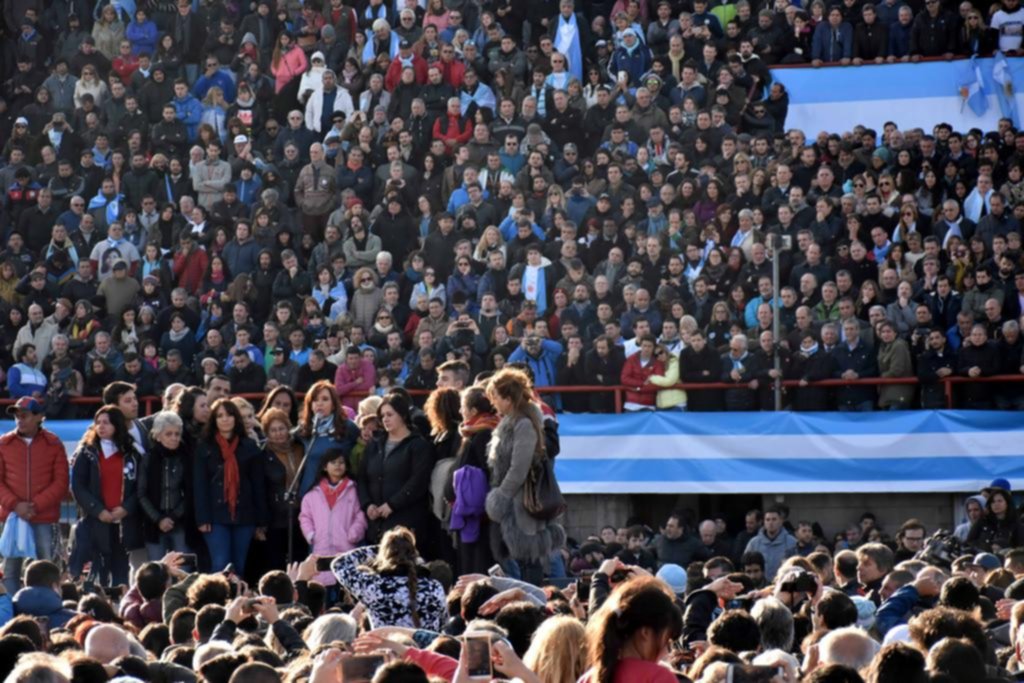 “Problemas reales” con hombres, mujeres y chicos en el escenario
