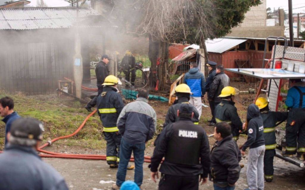 Bariloche: Dos niños fallecieron en el incendio de una casa