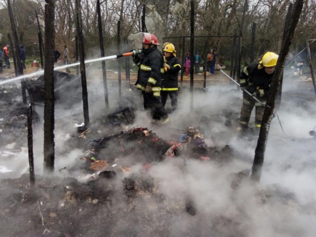 Un incendio en un sector de invernáculos dejó a 40 personas sin nada en El Peligro