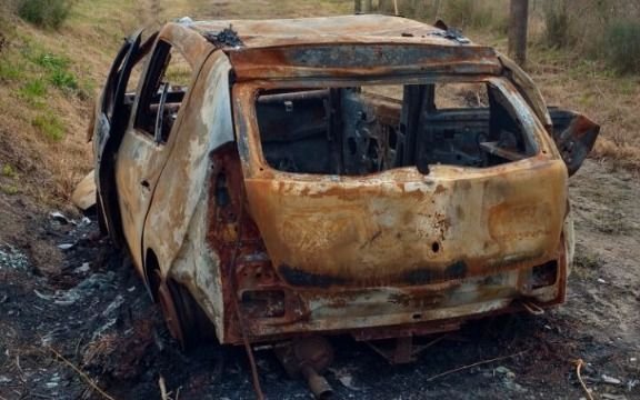 Piden la remoción de dos vehículos incendiados en 135 entre 423 y 424