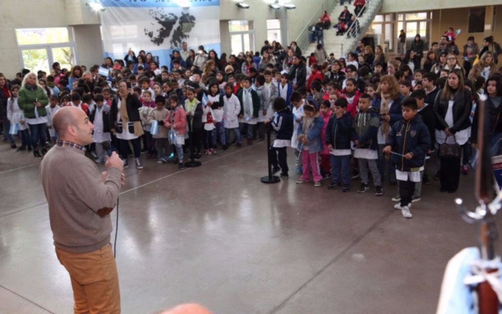 Molina tomó la promesa de lealtad a la bandera a alumnos quilmeños