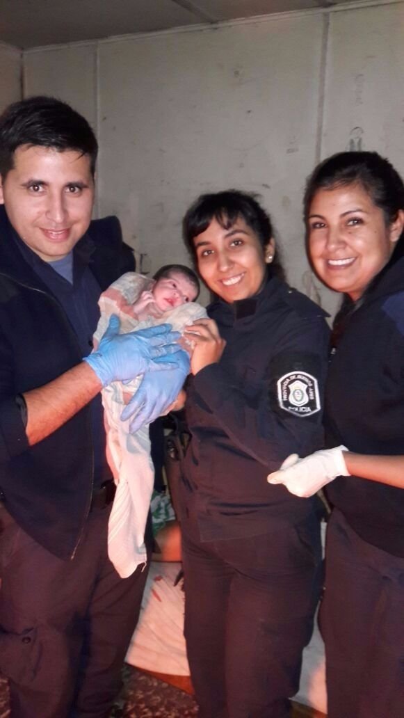 Dos policías ayudaron a una mujer a dar a luz a una beba en Los Hornos