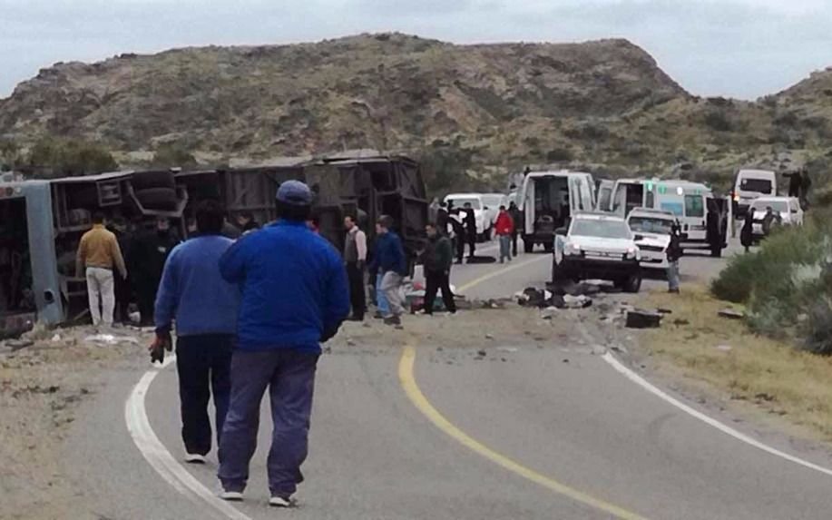 Mendoza: al menos 12 muertos y más de 20 heridos al volcar un ómnibus