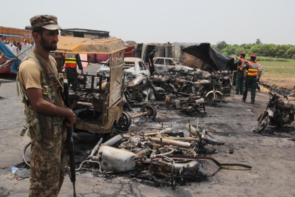 Explotó un camión con combustible en Pakistán: 139 muertos