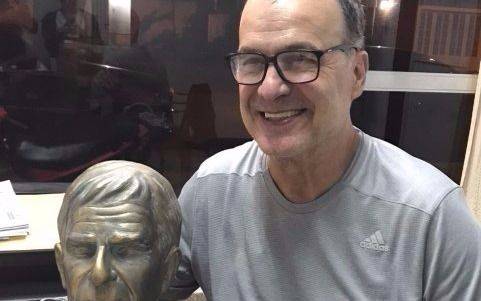 Marcelo Bielsa y la forma poco común de homenajear a un amigo