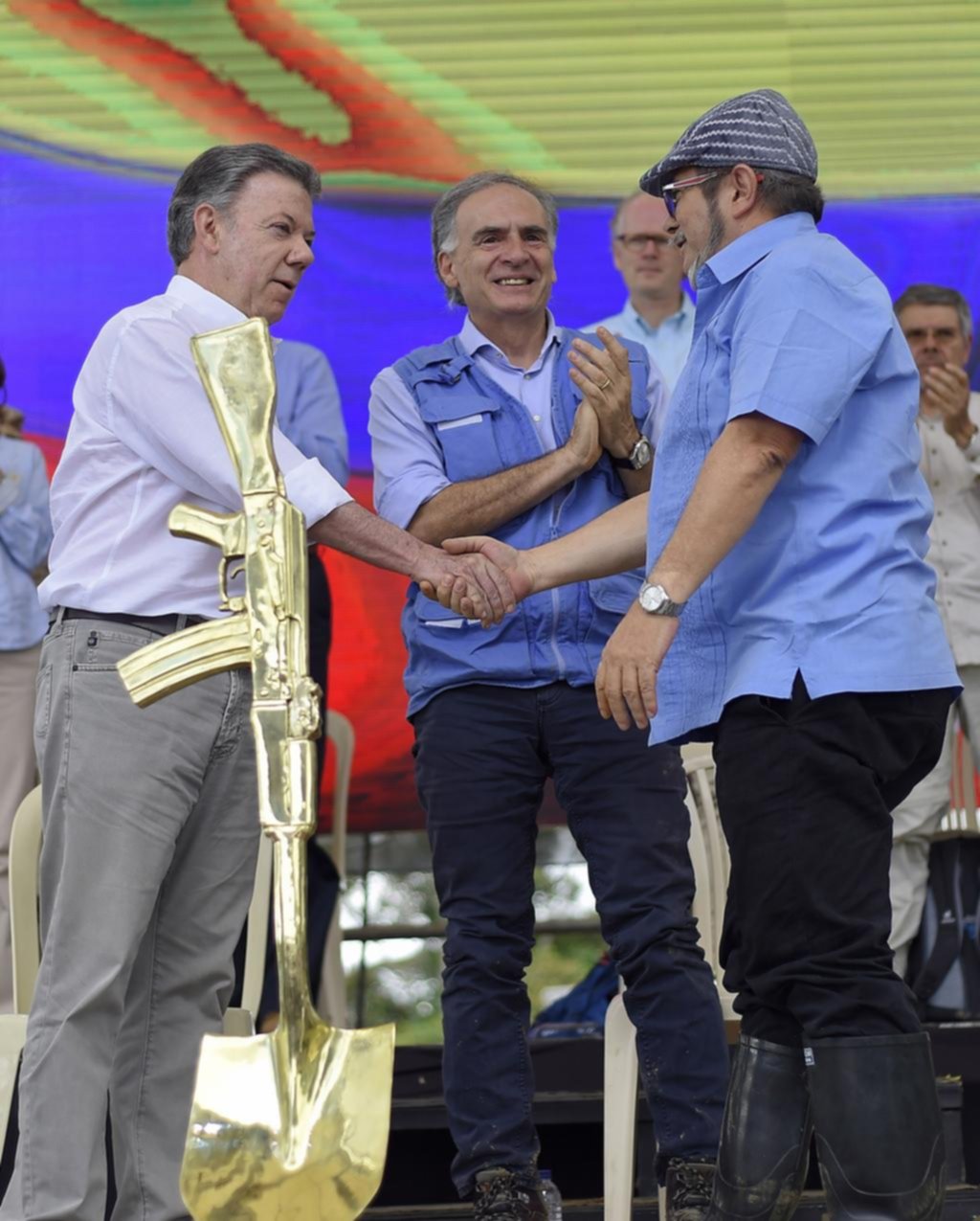 Tras 53 años de conflicto, las FARC dejan la lucha armada y pasan a la política en Colombia