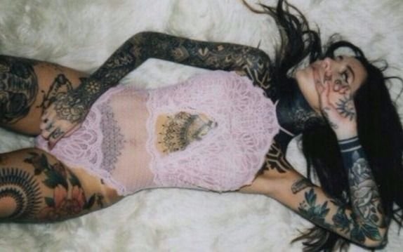 Cande Tinelli y una mano muy provocadora
