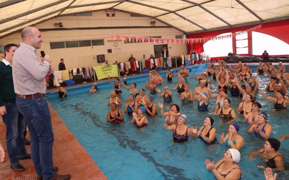 Jornada recreativa en pileta para adultos mayores