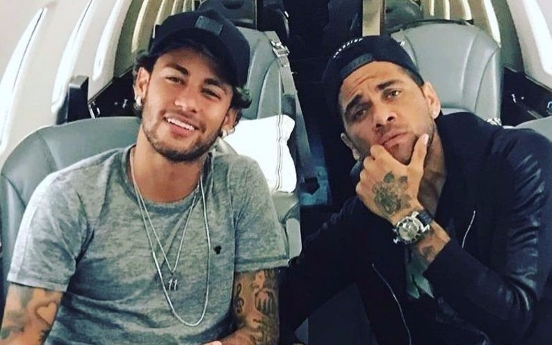 Neymar y Dani Alves llegaron juntos al casamiento de Messi