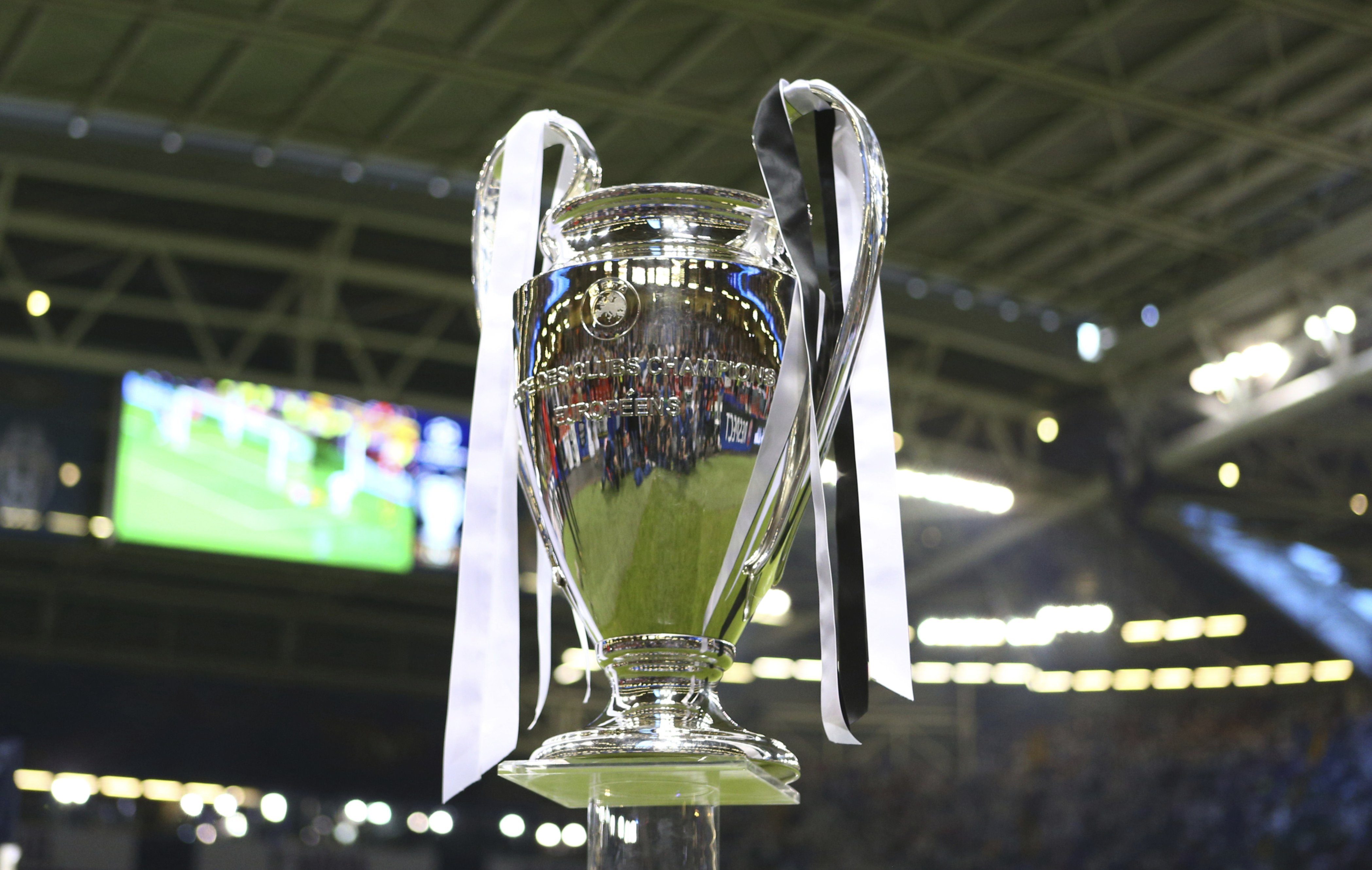 Кубок лиги. UEFA Champions League Trophy. Лига чемпионов трофей 2020/21. Ушастый Кубок Лиги чемпионов по футболу. Кубок Лиги чемпионов фото.