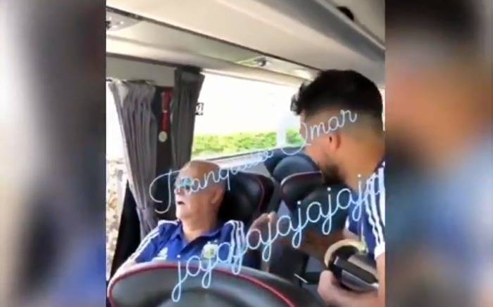 El Kun casi mata de un susto a un colaborador de la Selección