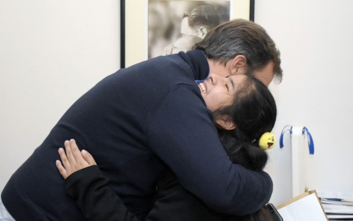 La emoción de una alumna ciega del Conurbano tras recibir una máquina Braille para estudiar