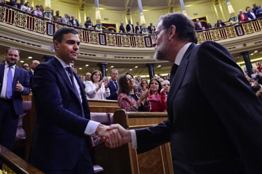 Echaron del gobierno a Rajoy y asume el líder socialista Sánchez en España