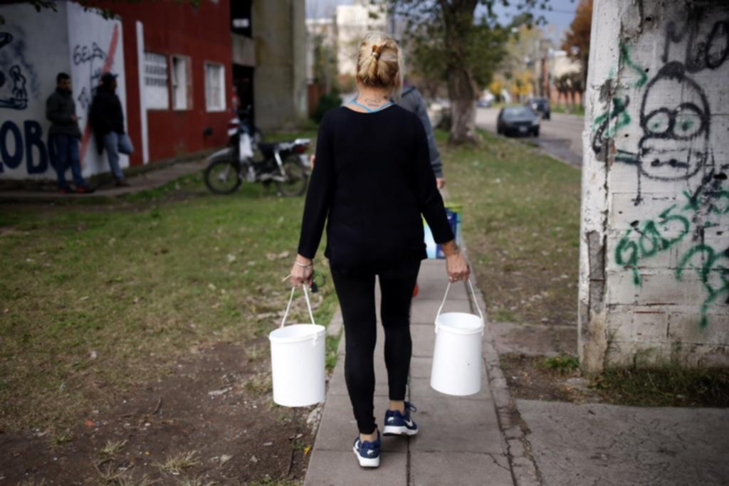 No aflojan los reclamos por la falta de agua en un complejo de viviendas de Barrio Aeropuerto