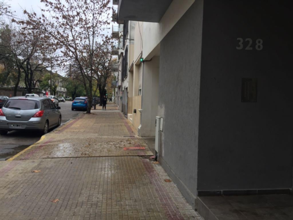 La vereda de 58 entre 1 y 2 es un mar de aguas servidas