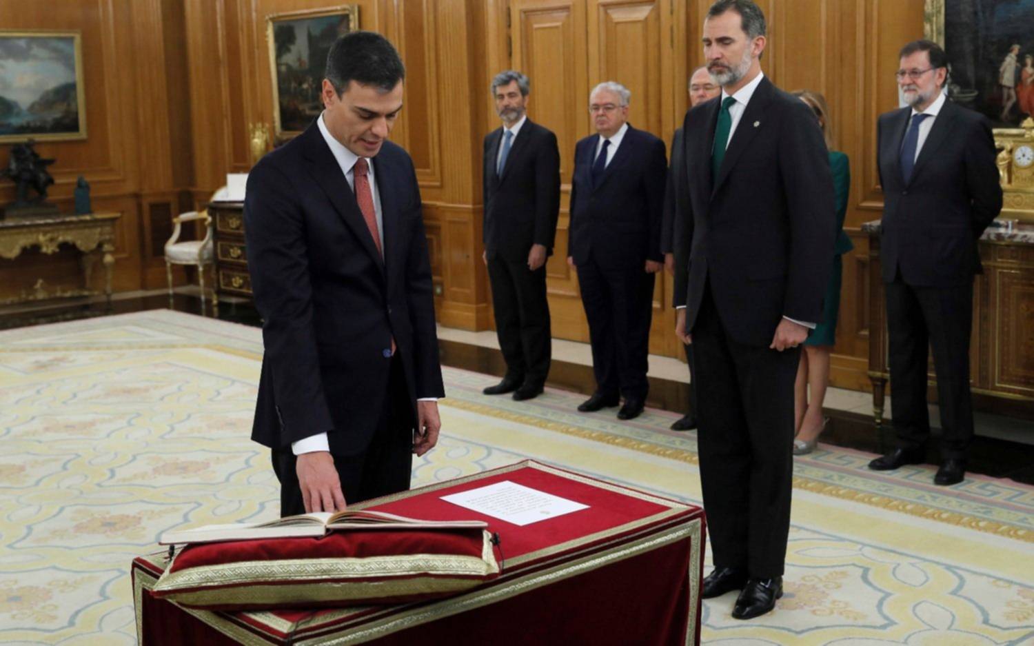 Convulsión en España: tras expulsión de Rajoy,  asumió el socialista Sánchez