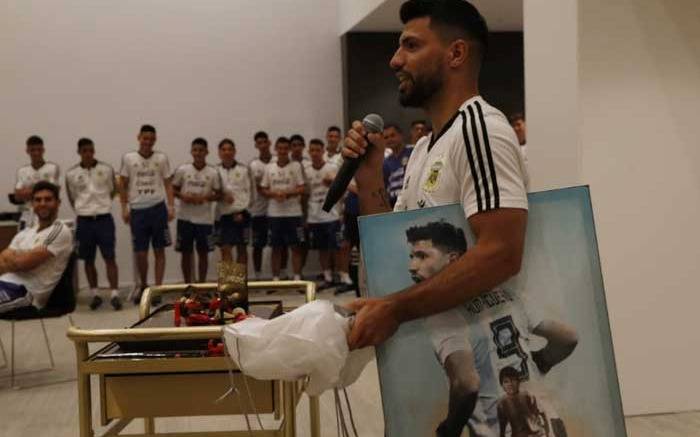 "Kun-pleaños" con clima de Mundial junto a la Selección y su familia