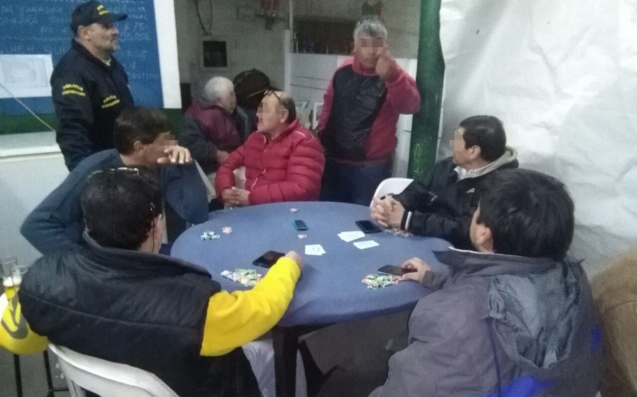In fraganti: desbaratan un centro de juego clandestino que funcionaba en un club de barrio