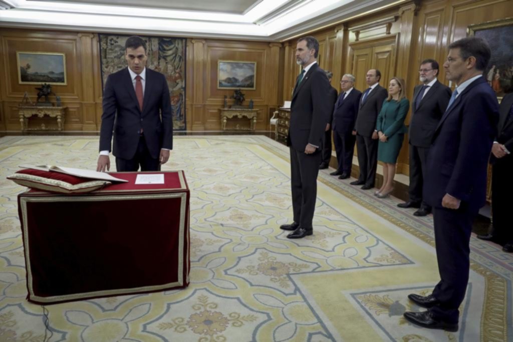 Sánchez asumió en España sin gabinete y con tono conciliador
