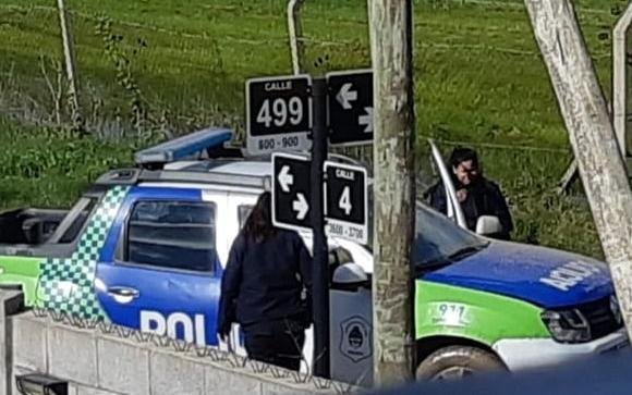 Patrullero poiicial encajado en 4 y 499