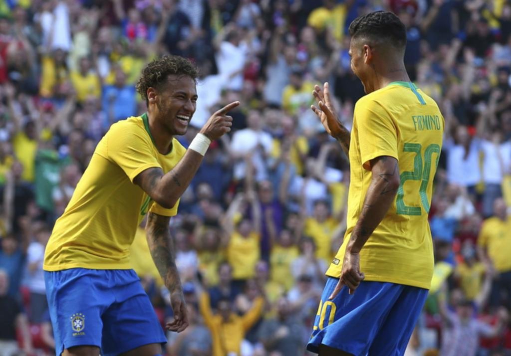 Con la vuelta de Neymar, Brasil derrotó a Croacia, rival de la Argentina de Messi