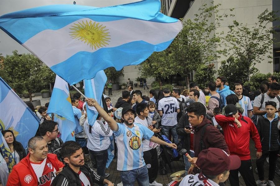 Banderazo argentino en la puerta del hotel Princesa Sofía en Barcelona