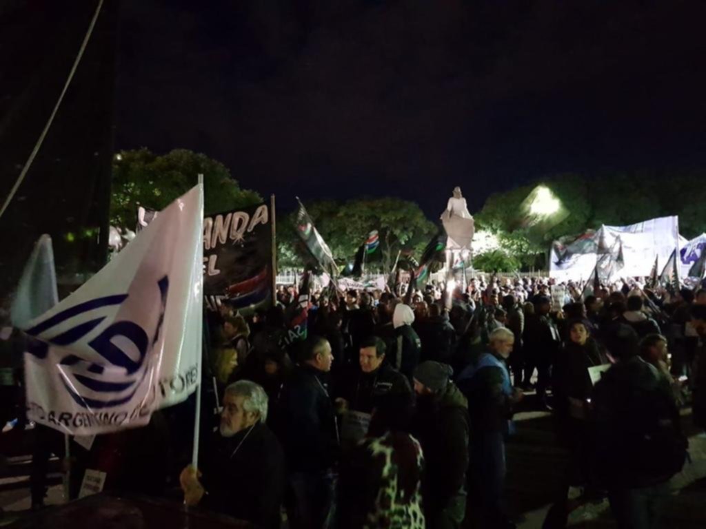 Noche de contrastes: entre reclamos por el aborto y protestas, cordero patagónico