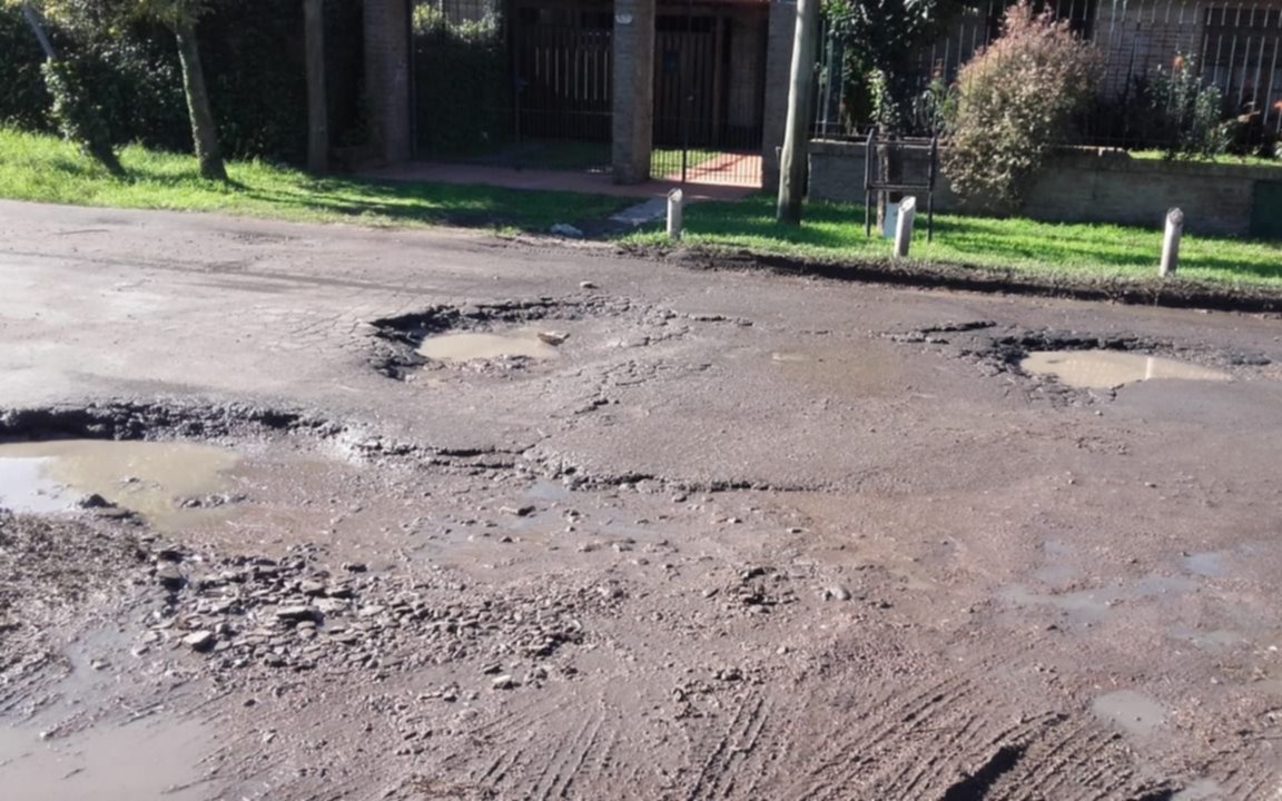 Queja por una calle "bombardeada" en City Bell