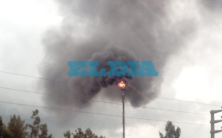 Vecinos de la Región alertan por una columna de humo emanada desde la refinería de YPF