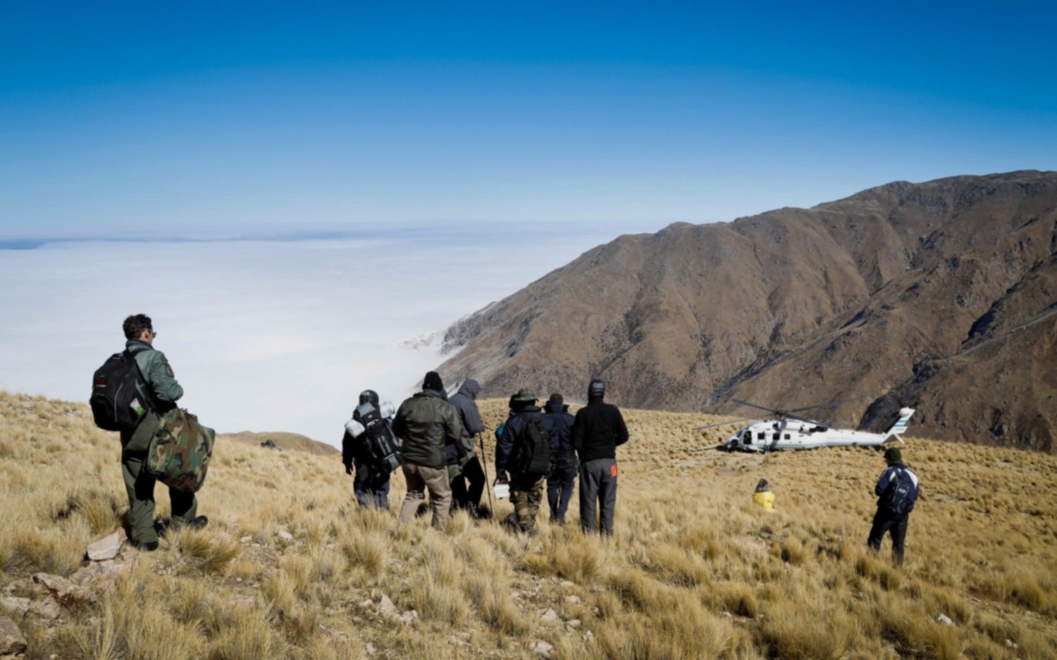 Macri felicitó al jefe de la patrulla que auxilió al helicóptero varado en Catamarca