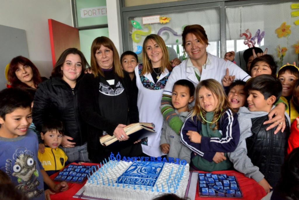 Cálida celebración de los 60 años de la Escuela Primaria 124 de Tolosa con torta y canciones