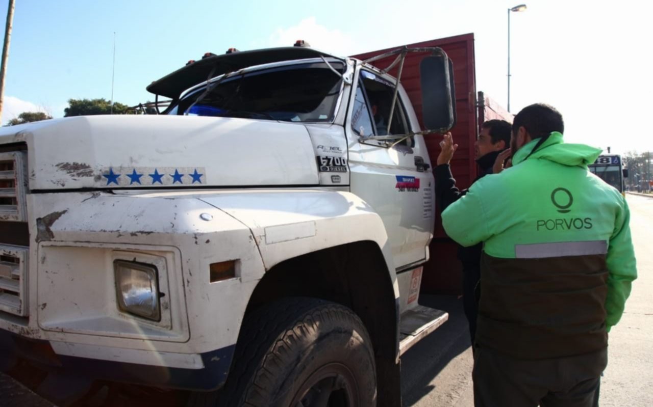 Controlan vehículos que trasportan residuos