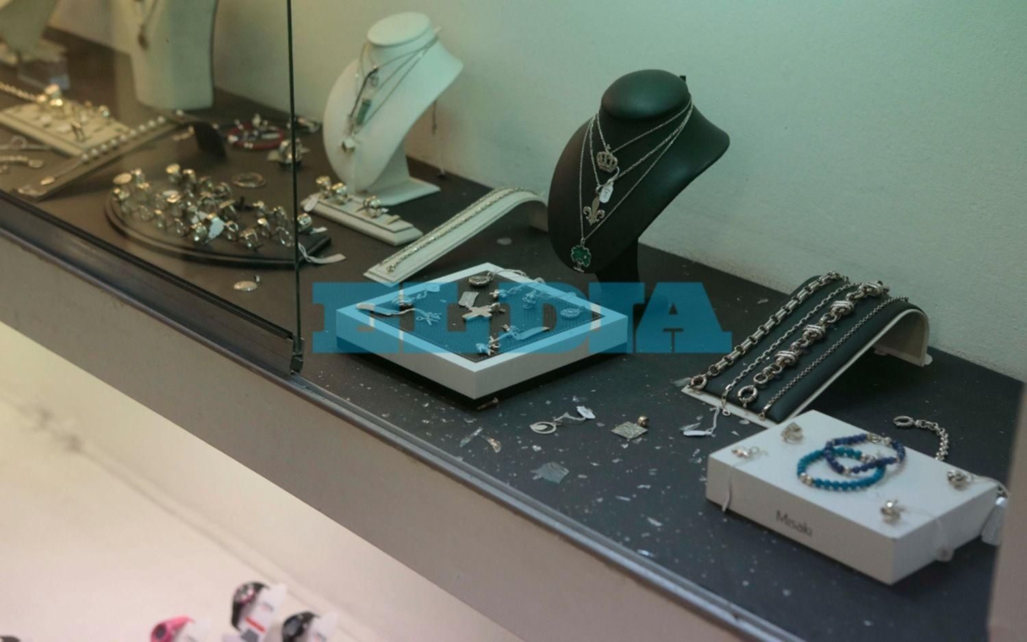 Un robo y un ataque vandálico en dos comercios del centro platense