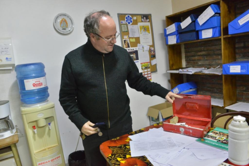 Rompieron dos puertas y se llevaron 100 mil pesos del colegio La Anunciación