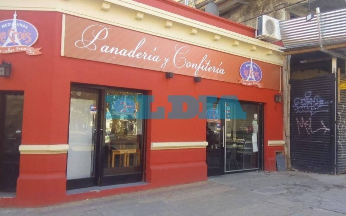 Un delincuente a punta de pistola causó terror en una panadería de 42, 9 y 10
