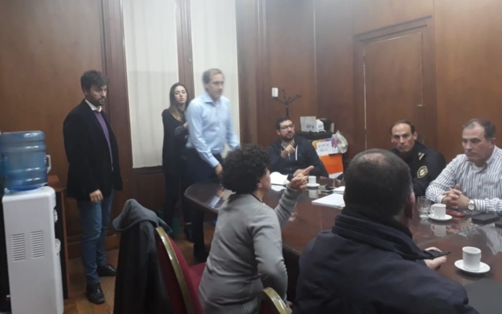 Droga, zona roja y entraderas, los ejes de la reunión entre Garro y vecinos de El Mondongo