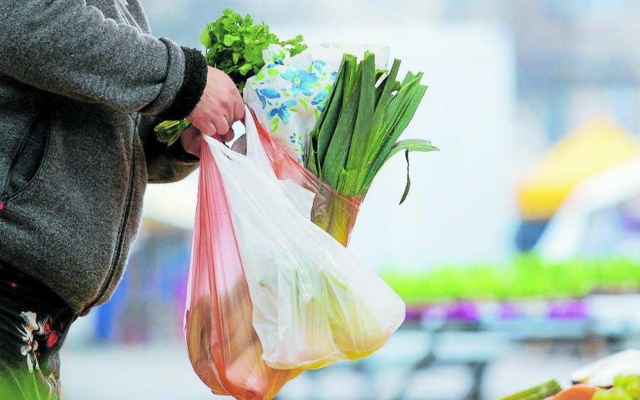 Prohibieron el uso de bolsas plásticas en comercios de la Ciudad: los detalles