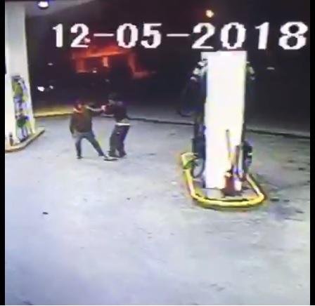 Asaltaron una estación de servicio en City Bell y uno cayó por las cámaras