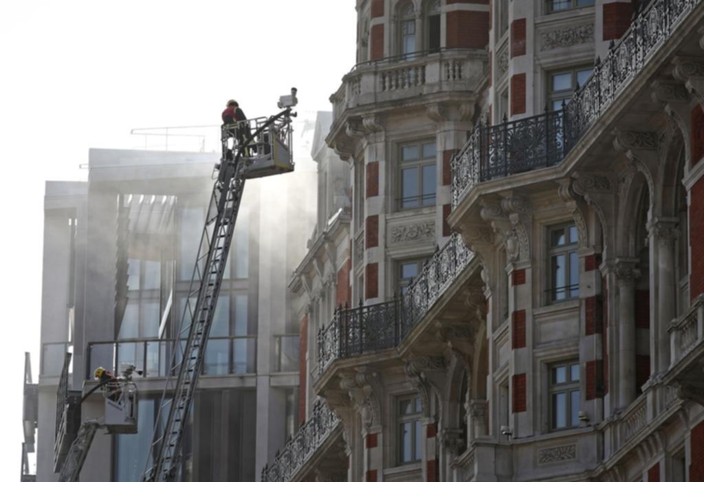Se incendió un hotel de lujo en pleno centro de Londres