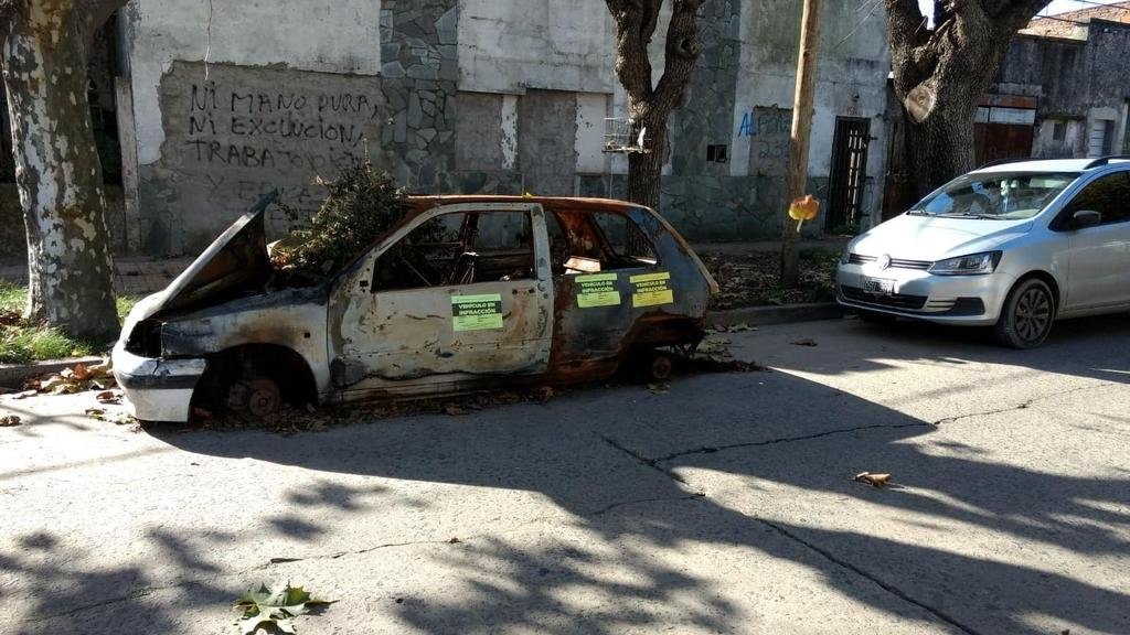 Incendiado, abandonado y con basura en su interior