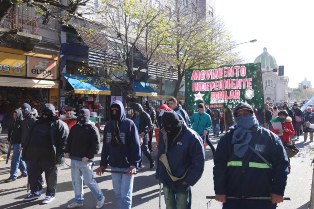 Una protesta social llegó desde La Matanza a la Ciudad con encapuchados