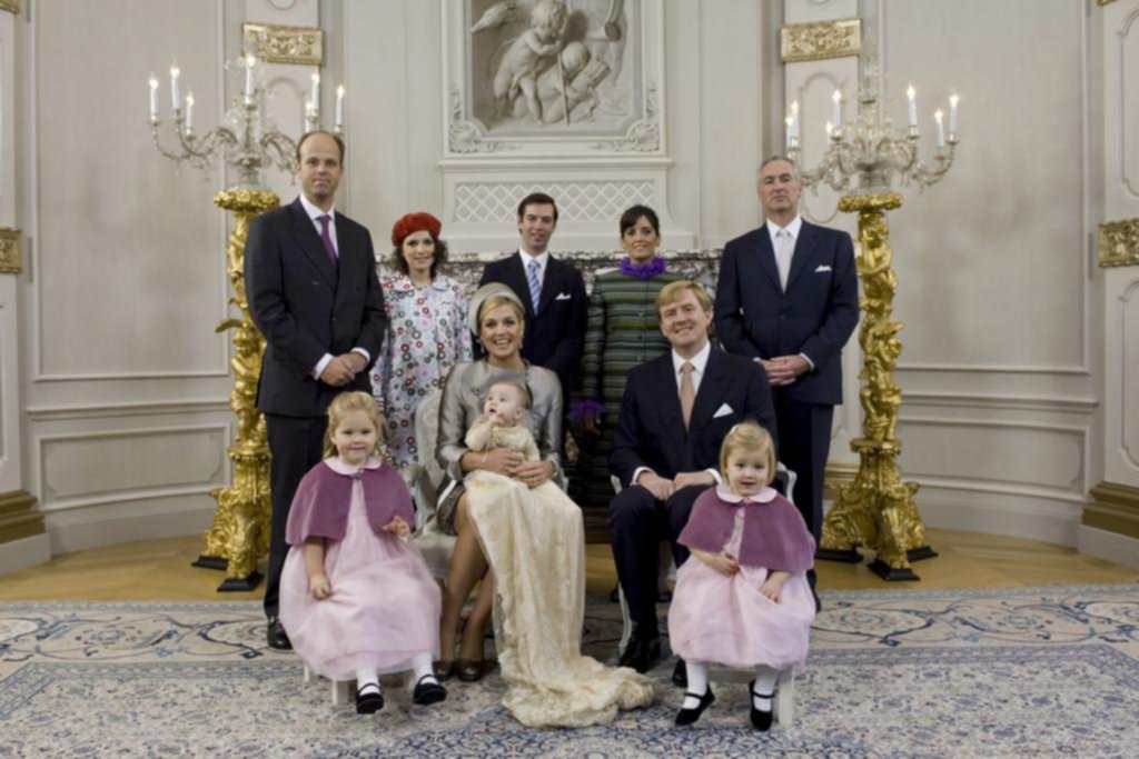 Consternada por la tragedia, la familia real llega a Argentina para despedirla