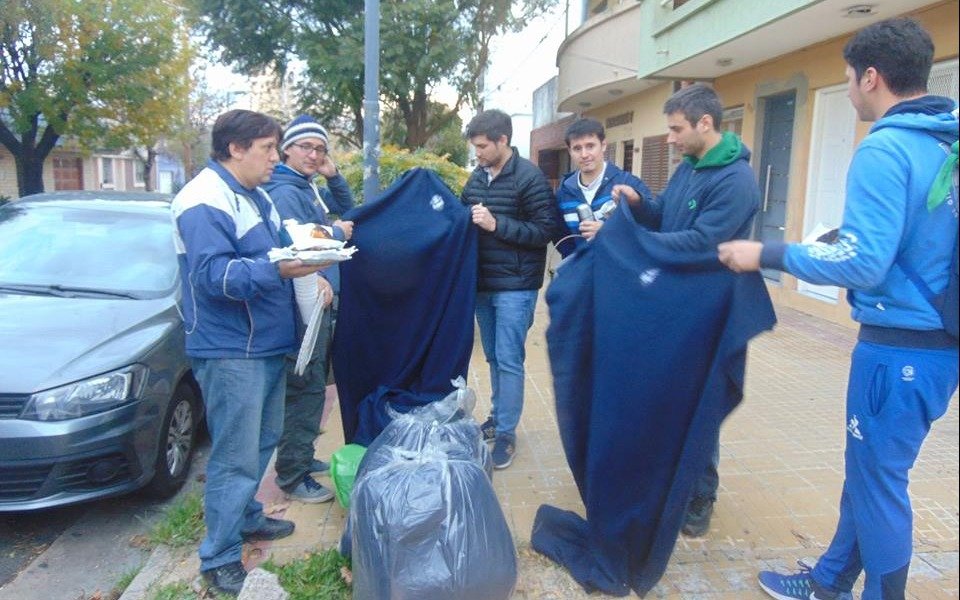 Hinchas del Lobo repartieron frazadas y chocolate a gente en situación de calle