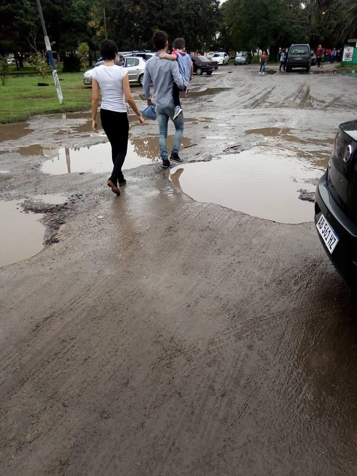 En el Parque Vucetich, el acceso a un jardín de infantes no da más