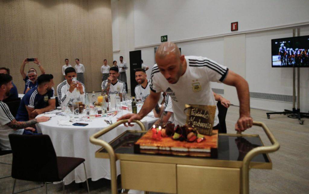 En medio de un día amargo por la lesión de Lanzini, Masche celebró su cumpleaños