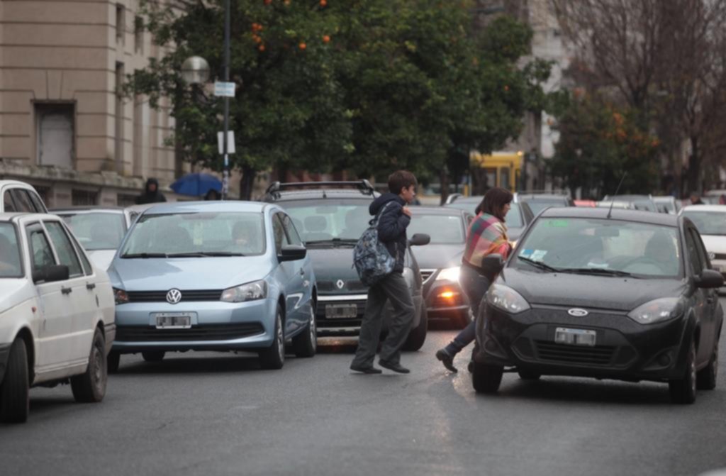 Salidas “escalonadas” y voluntarios, el plan contra la doble fila en las escuelas