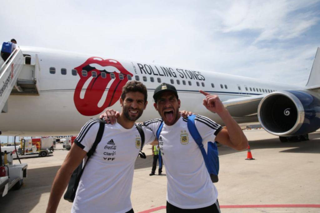 La Selección arribó a Rusia en busca de la satisfacción mundialista en un avión decorado con la típica lengua de los Rolling Stones
